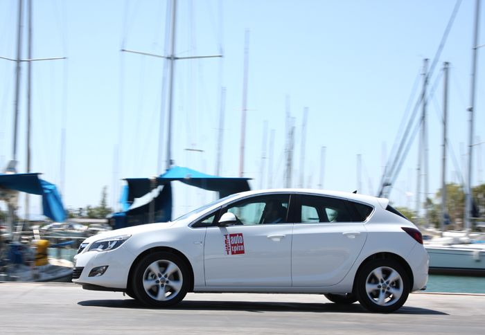 Ταξιδιάρικο ύφος και αυξημένη πρακτικότητα στις συχνές αλλαγές ταχυτήτων στην πόλη χαρακτηρίζουν το Astra 1,6 Τurbo ΑΤ6.